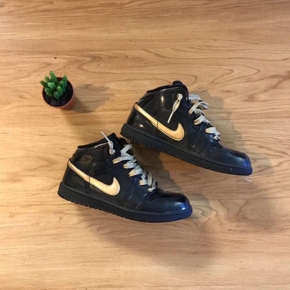 Jordan 1s . 3y. Worn twice .